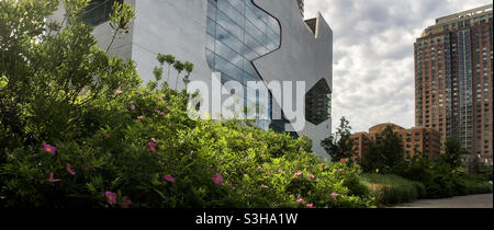 Hunters Point Community Library, designed by Steven Holl Architects, in Long Island City, Queens Stock Photo