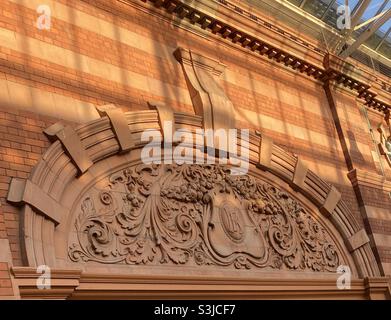 Architectural decoration on the concourse of Nottingham Railway Station, an ‘Edwardian Baroque Revival style’ building using red brick, terracotta and faience.Opened in 1848, it was rebuilt in 1904. Stock Photo