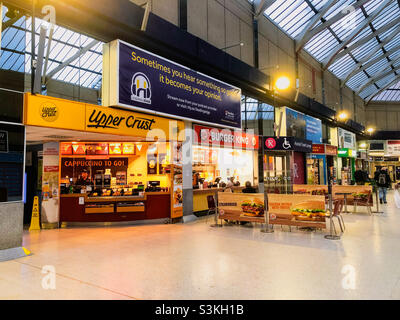 Shops and takeaway food outlets in the concourse at Reading Railway Station. Stock Photo