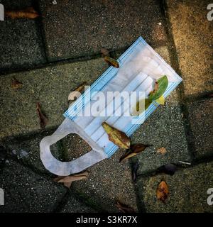 Discarded face mask, Discovery Bay, Lantau Island, Hong Kong, June 2020 Stock Photo