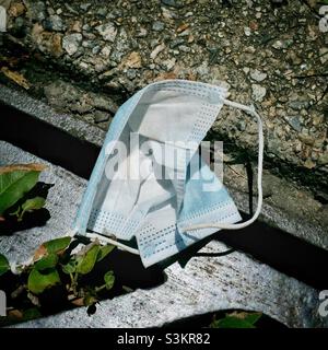 Discarded face mask, Discovery Bay, Lantau Island, Hong Kong, June 2020 Stock Photo