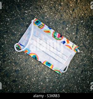 Discarded face mask, Discovery Bay, Lantau Island, Hong Kong, June 2020 Stock Photo