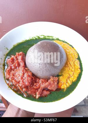 Amala, ein Knödel aus getrockneter Yamspaste, undAmala, ein Knödel aus getrockneter Yamspaste, und  