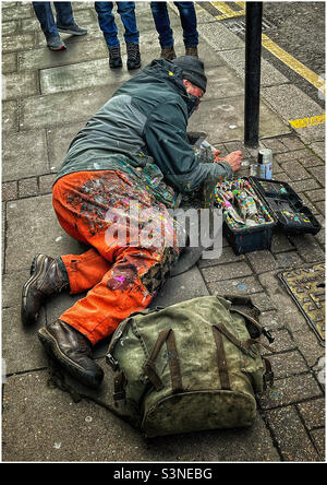Ben Wilson, pavement artist, painting on top of discarded chewing gum, Muswell Hill, London Stock Photo