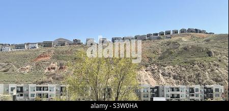 A row of new homes built along a mountain ledge in Utah, USA. Stock Photo
