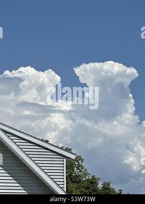 Building cumulonimbus clouds on a hot summer day over the Wasatch mountains in Utah, USA. Stock Photo