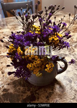 Frog vase bouquet, Aliquippa, PA, 2022. Stock Photo