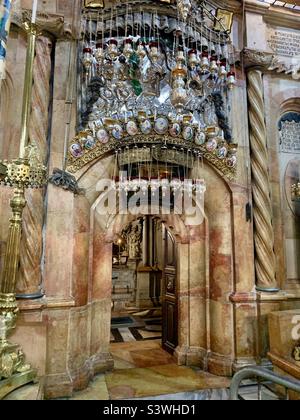 Entrance to the Aedicule in the Church of the Holy Sepulchre, the place of Jesus’ burial and resurrection, in the Old City of Jeruslalem, Israel Stock Photo