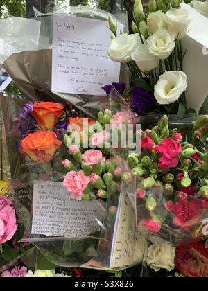 Floral tributes and letters at Buckingham palace to pay respects for Queen Elizabeth II death. 11th September 2022, London. Stock Photo