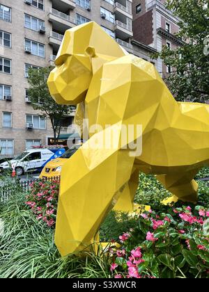 Mojo the gorilla Origami Art on Park Avenue in New York City, USA Stock Photo