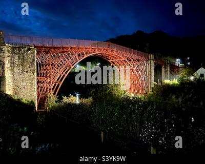 The historic Iron Bridge over the River Severn at Ironbridge, Shropshire. The first cast iron bridge in the world. Designed by Thomas Farnolls Pritchard and built by Abraham Darby Stock Photo