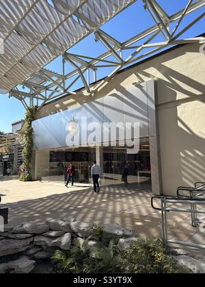 SAN ANTONIO, TEXAS - APRIL 12, 2018 - Entrance of Apple store located at La Cantera  Mall with people shopping Stock Photo - Alamy