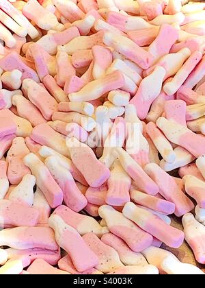 https://l450v.alamy.com/450v/s4003k/retro-pink-and-white-milk-bottle-gummy-sweets-s4003k.jpg