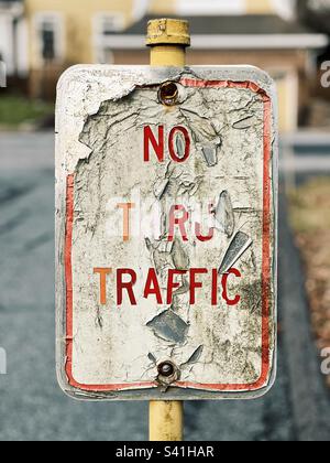 Disintegrating sign in a private parking lot that says ‘NO THRU TRAFFIC’, in New Jersey, USA. Stock Photo