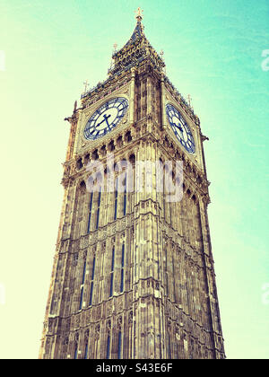 Big Ben is probably the world’s most famous clock. It’s instantly recognisable & is 1 of the most Instagrammed architectural landmarks on earth. The Elizabeth Tower houses Big Ben. Photo ©️ C. HOSKINS Stock Photo