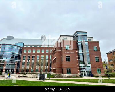 Willimantic, Connecticut, USA: exterior of science building at Eastern Connecticut State University. Campus on a cloudy day with 3 students walking. Stock Photo