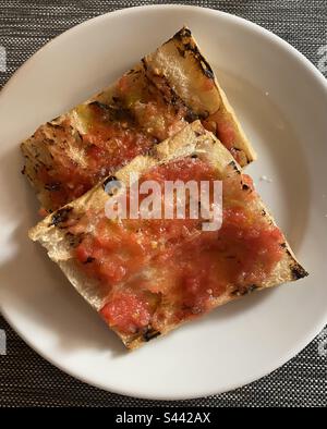 Pan con tomate at Güell Tapas, Barcelona, Cataluña, Spain. April 2023. Stock Photo
