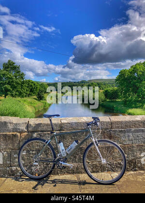 Pace RC200 F5 Mountain Bike on Bolton Bridge in North Yorkshire Stock Photo