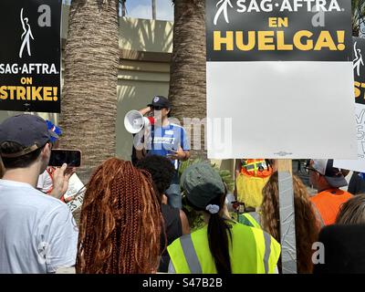 Burbank mayor and former actor Konstantine Anthony addresses picketing members of SAG-AFTRA and WGA at Paramount Studios in Hollywood  (Sept. 19, 3023). Stock Photo