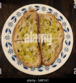 Fette di pane condite con olio di oliva nuovo Stock Photo