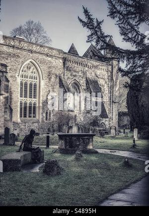 Statue of St Edmund of Abingdon in the graveyard, St Peter in the East, Queens Lane, Ixford, England. The church is now a library for St Edmund Hall college Stock Photo