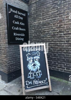 Sign outside a dog friendly pub in London Stock Photo