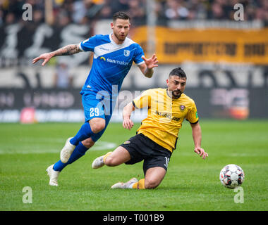 Dresden, Germany. 23rd July, 2022. Soccer: 3rd league, SG Dynamo Dresden - TSV  1860 Munich, Matchday 1, Rudolf Harbig Stadium. Dynamo's Kyu-hyun Park (l)  against Munich's Albion Vrenezi. Credit: Robert Michael/dpa/Alamy Live