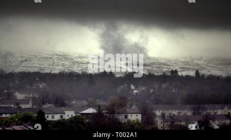 Glasgow, Scotland, UK, 16th March, 2019, UK Weather:: Storm Hannah  warnings come true as snow covers the campsie fells hills over bearsden as locals waken up to a Christmas scene. Credit Gerard Ferry/Alamy Live News Stock Photo