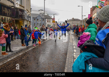 Athlone Town, Ireland. 16th March 2019. Girls from the Athlone Gymnastics Club show off their moves at the 2019 Athlone St Patricks Day Parade. Credit: Eoin Healy/Alamy Live News Stock Photo