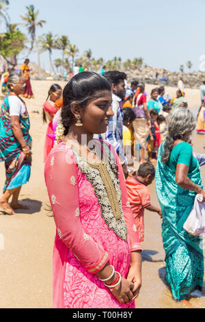 MASI MAGAM FESTIVAL, PUDUCHERY, PONDICHERY, TAMIL NADU, INDIA - March 1, 2018. Group of unidentified Indian pilgrims women men bathing in the sea, on  Stock Photo