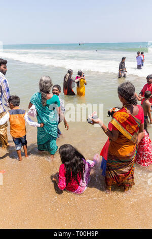 MASI MAGAM FESTIVAL, PUDUCHERY, PONDICHERY, TAMIL NADU, INDIA - March 1, 2018. Group of unidentified Indian pilgrims women men bathing in the sea, on  Stock Photo