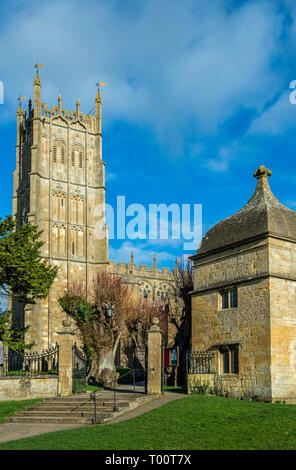 St James Church in the market town of Chipping Campden Gloucestershire on a bright sunny day Stock Photo