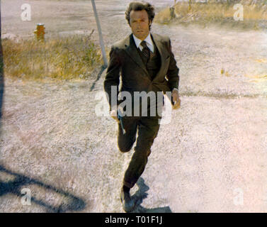 CLINT EASTWOOD, DIRTY HARRY, 1971 Stock Photo