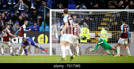 Leicester City's Wes Morgan (third left) celebrates scoring his side's second goal of the game as Burnley's goalkeeper Thomas Heaton (second right) is unable to stop the ball during the Premier League match at Turf Moor, Burnley. Stock Photo