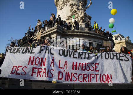 Paris, Ile de France, France. 16th Mar, 2019. Protesters seen holding a large banner around the Place de la Republique Monument during the March of The Century strike in Paris. Thousands of people demonstrated in the streets of Paris to denounce the inaction of the government about the climate change during a march called 'March of The Century' Credit: Thierry Le Fouille/SOPA Images/ZUMA Wire/Alamy Live News Stock Photo