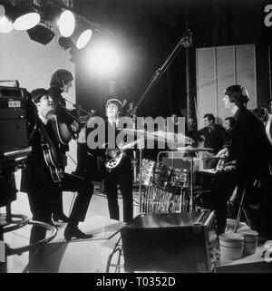 A HARD DAY'S NIGHT, PAUL MCCARTNEY, GEORGE HARRISON, JOHN LENNON , RINGO STARR, 1964 Stock Photo