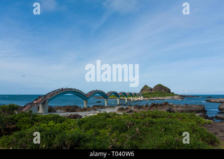 The iconic eight-arch footbridge and a small island off the coast at Sanxiantai in Taitung, Taiwan Stock Photo