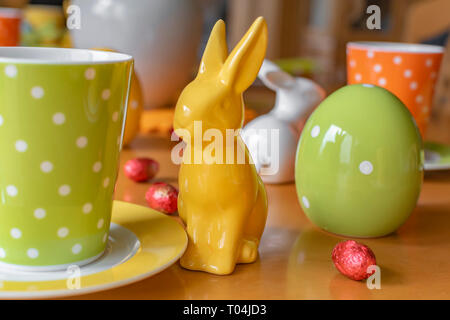 View to a View to a colorful easygoing family breakfast table decorated for Easter. Stock Photo