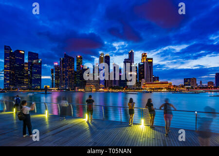 SINGAPORE, SINGAPORE - MARCH 2019: Skyline of Singapore Marina Bay at : A incredible image depicting an stunning scenery. Its hues are bold and blend perfectly. Its layout is wonderful, with the particulars are extremely defined.