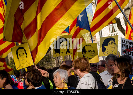 Madrid, Spain. 16th March 2019.  Banners showing the images of imprisoned and exiled leaders as Catalans demonstrate along el Paseo del Prado avenue in Madrid. Thousands Catalans have gone to Spanish capital to march under the slogan 'Self-determination is not a crime'. Past 12 February  in Spain's highest court began the trial on twelve Catalan leaders with charges relating to an October 2017 independence referendum that was considered illegal by the Spanish government. Credit:  Jordi Boixareu/Alamy Live News Stock Photo