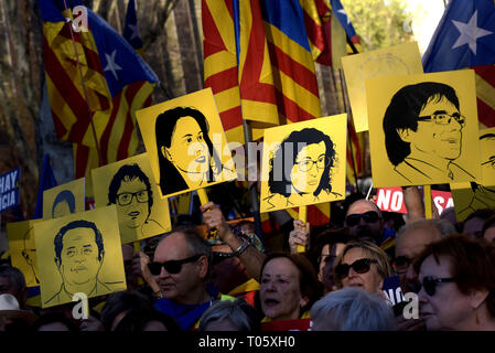 Madrid, Spain. 16th March 2019.  Banners showing the images of imprisoned and exiled leaders as Catalans demonstrate along el Paseo del Prado avenue in Madrid. Thousands Catalans have gone to Spanish capital to march under the slogan 'Self-determination is not a crime'. Past 12 February  in Spain's highest court began the trial on twelve Catalan leaders with charges relating to an October 2017 independence referendum that was considered illegal by the Spanish government. Credit:  Jordi Boixareu/Alamy Live News Stock Photo