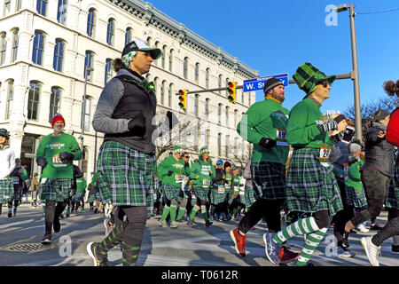 Cleveland, Ohio, USA, 17th March, 2019.  Runners in the 2019 Kilt-Wearing St. Patrick's Day race in Cleveland, Ohio, USA make their way through the Warehouse District during this holiday tradition.  Credit: Mark Kanning/Alamy Live News. Stock Photo