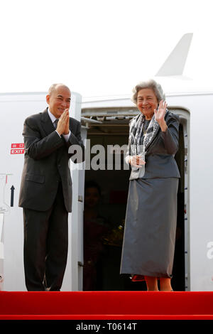 Phnom Penh, Cambodia. 17th Mar, 2019. Cambodian King Norodom Sihamoni (L) and his mother, former Queen Norodom Monineath Sihanouk, gesture from a plane in Phnom Penh, Cambodia, on March 17, 2019. Cambodian King Norodom Sihamoni, accompanied by his mother the former Queen Norodom Monineath Sihanouk, left here for Beijing on Sunday for a regular medical checkup. Credit: Sovannara/Xinhua/Alamy Live News Stock Photo