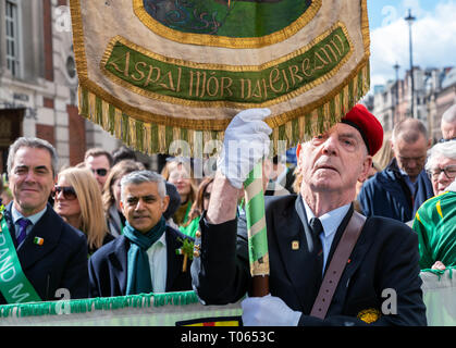 London, UK. 17th Mar, 2019. 17th March 2019. London, UK. James Nesbitt, Grand Marshall of the London St Patrick's Day parade with Mayor of London Sadiq Khan in the background. Credit: AndKa/Alamy Live News