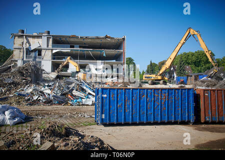 Ein ehemaliges Buerogebaede in Muelheim / Ruhr wird mit schwerem Geraet abgerissen. Der hintere Teil des Gebaedes ist von Sir Normen Foster geplant ge Stock Photo