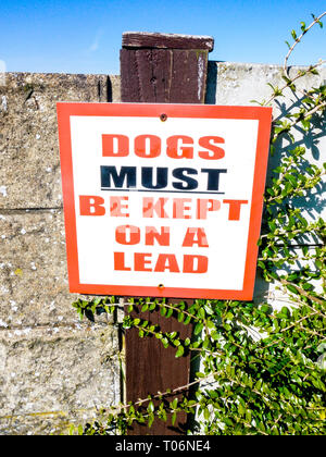 Sign 'Dogs must be kept on a lead' Stock Photo