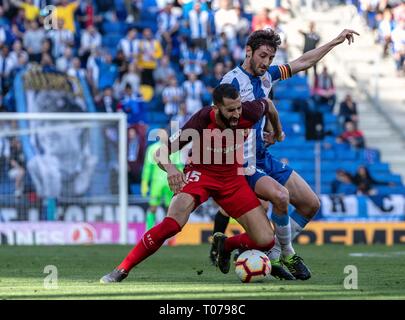 Barcelona, Spain. 17th Mar, 2019. RCD Espanyol's Esteban Granero (R) vies with Sevilla's Maxime Gonalons during a Spanish league match between RCD Espanyol and Sevilla in Barcelona, Spain, on March 17, 2019. Espanyol lost 0-1. Credit: Joan Gosa/Xinhua/Alamy Live News Stock Photo