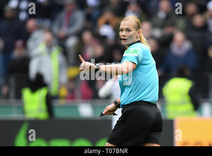 17 March 2019, Hessen, Frankfurt/Main: Soccer: Bundesliga, Eintracht Frankfurt - 1st FC Nuremberg, 26th matchday in the Commerzbank Arena. Referee Bibiana Steinhaus in action. Photo: Arne Dedert/dpa - IMPORTANT NOTE: In accordance with the requirements of the DFL Deutsche Fußball Liga or the DFB Deutscher Fußball-Bund, it is prohibited to use or have used photographs taken in the stadium and/or the match in the form of sequence images and/or video-like photo sequences. Stock Photo