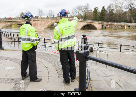 Bewdley, Shropshire, UK. 18th Mar, 2019. Engineers from the Environment Agency inspect the levelof the River Severn at Bewdley. The River Severn here is rising due to recent heavy rain in Wales. Credit: Peter Lopeman/Alamy Live News Stock Photo