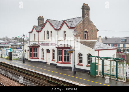 Llanfairpwll railway station at Llanfairpwllgwyngyll on the isle of Anglesey in Wales. The long form of the name (Llanfairpwllgwyngyllgogerychwyrn Stock Photo